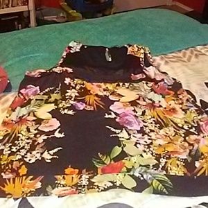Floral tank top does show wear shown in pics but s